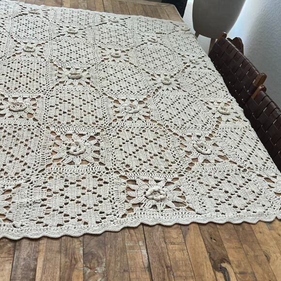 Imperial Elegance Tablecloth Cream Knit Floral Linen & Cotton Blend 48x29 - Picture 2 of 11